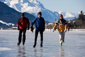 Bei dieser beeindruckenden Bergkulisse macht Eislaufen gleich noch mehr Spaß!