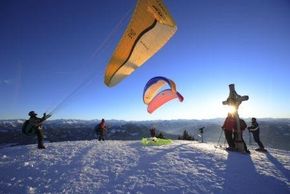Mit der Seilbahn bringen die Bergbahnen Werfenweng Paragleiter direkt zum Startplatz