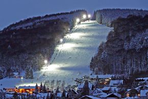 Dank Flutlicht kann man am Sonnenlift bis in die späten Abendstunden Skifahren.