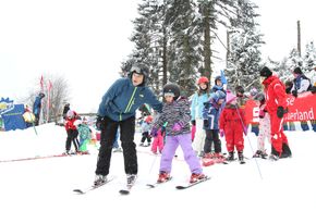 Die vom Deutschen Skilehrerverband zertifizierte Skischule in Neuastenberg bietet Kurse für Kinder und Erwachsene an.