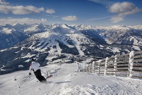Blick auf die Piste und das herrliche Bergpanorama am Katschberg.