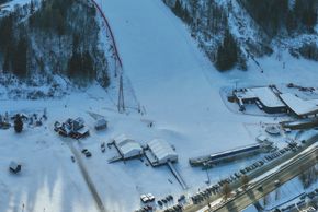 Das volle Panorama: Tarvisios Pisten-Labyrinth aus der Luft.
