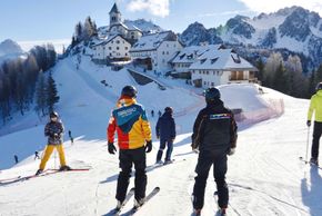 Der perfekte Einstieg ins Skifahren mit beeindruckender Bergkulisse.