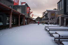 Der verschneite Skiort.