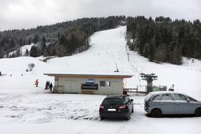 Der Parkplatz liegt direkt am Schlepplift in Hinterthiersee.