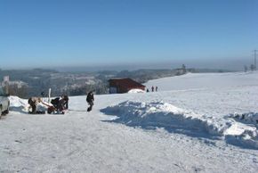 Blick nach Südosten vom Parkplatz über den Skihang Brenden am 9.1.2009(© http://www.freiburg-schwarzwald.de)