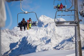 Von 9:00 - 16:00 Uhr befördern die Lifte im Skigebiet die Wintersportler. Die erste Gondel fährt bereit um 8:00 Uhr.