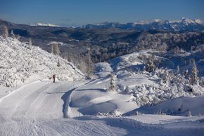 Im Triglav Nationalpark gelegen, lassen sich zwischen und während der Abfahrten die Ausblicke auf die Julischen Alpen genießen.