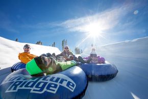 Snow Tubing im Adventure Ridge Park.