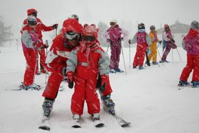 Kinder lernen im Piou-Piou-Club Skifahren.