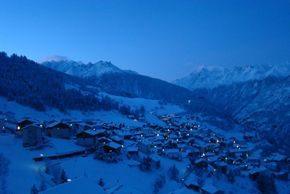 Das Dorf Visperterminen in der Morgendämmerung. ©heidadorf.ch