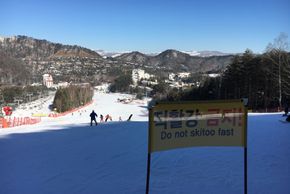 Überall im Skigebiet weisen Schilder daraufhin, auf seine Geschwindigkeit zu achten.