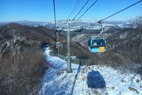 Eine Gondel führt hinauf auf den höchsten Punkt des Skigebiets auf 1458 Meter.