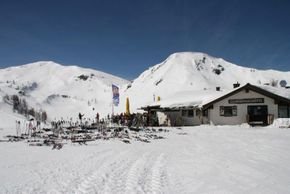 Beliebter Treffpunkt mit traumhafter Sonnenterasse - die Gamskogelhütte auf 1900 m!