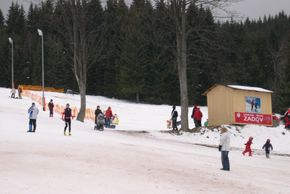 Zadov Churanov ist ein echtes Familienskigebiet, was der hohe Anteil an Kindern belegt.