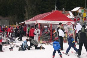 Rappelvoll: Die Zelte an der Talstation der 4er Sesselbahn sind ein echter Magnet.
