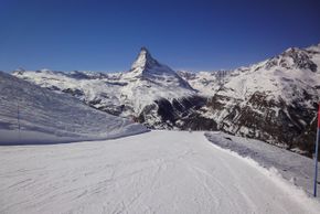 Nicht selbstverständlich, aber in Zermatt perfekt umgesetzt: Farbige Pistenbeschränkungen sorgen für Sicherheit und Orientierung!