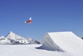 Snowboarder im Snowpark Zermatt