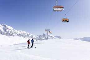 Auf den präparierten Pisten im Skigebiet Zugspitze kommen Groß und Klein auf ihre Kosten.