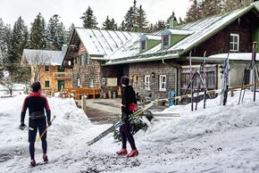 Gemütlich einkehren in die Schareben Hütte nach viel Action auf der Langlauf-Loipe.