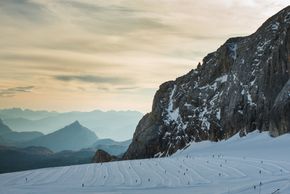 Im Oktober öffnen meist schon die ersten Loipen am Dachsteingletscher.