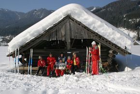 Langlaufsportler ruhen sich an einem urigen Plätzchen aus. Idylle pur!