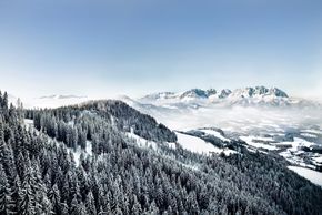 Die Kitzbüheler Alpen lassen sich bestens auf Langlaufskiern erkunden.