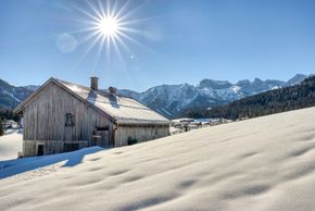 Winteraufnahme in Steinberg - im Hintergrund das Rofangebirge