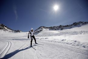 Die Hochjoch-Loipe verläuft über offenes Gelände am Gletscher und wird für beide Stile präpariert.