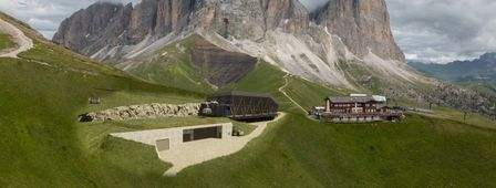 New location, new design: the new mountain station at Col Rodella impresses with its glass façade and underground cabin storage.