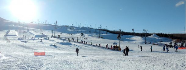 Familien fühlen sich durch das breite Angebot im Skigebiet Winsport sehr wohl.