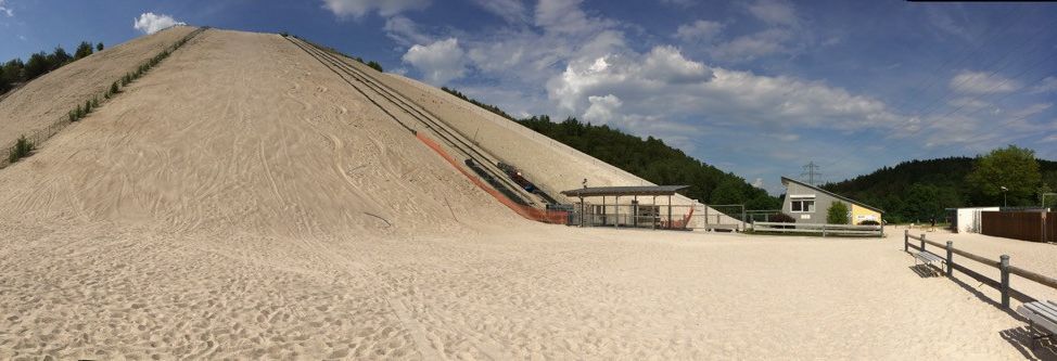 30 Millionen Tonnen Quarzsand ermöglichen das Skifahren im Sommer.