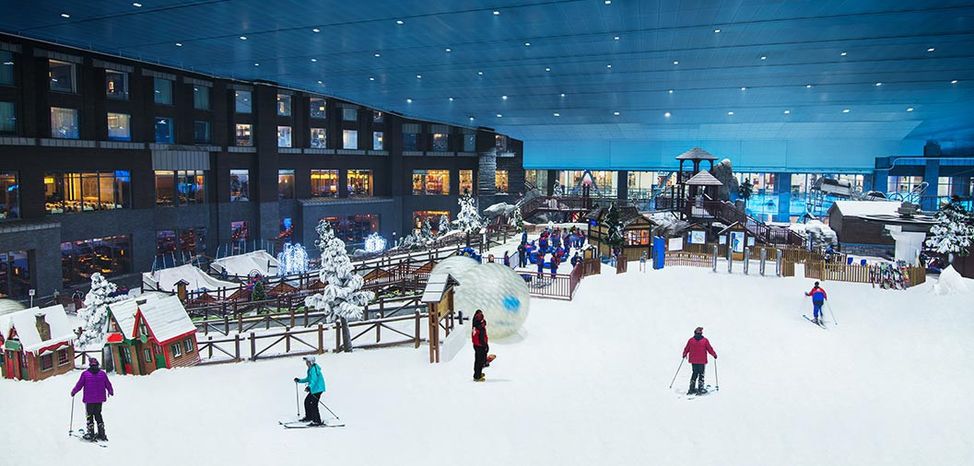 So groß wie drei Fußballfelder ist die beschneite Fläche im Winterparadies von Ski Dubai.