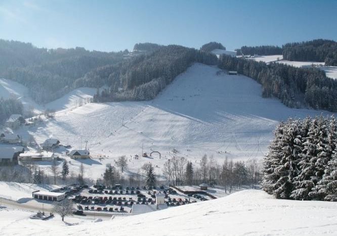 Die Loipe startet direkt am Skilift. Dort können Langläufer auch parken.