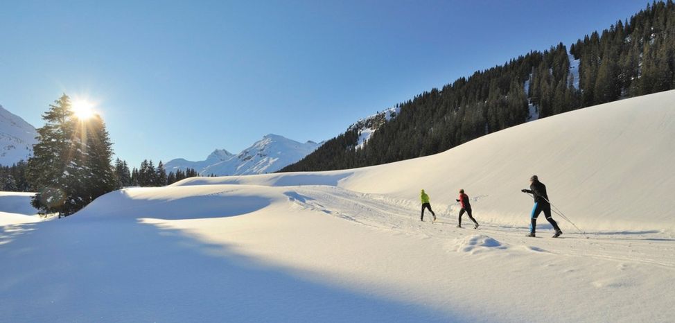 Die Loipen führen durch eine herrlich verschneite Winterlandschaft.