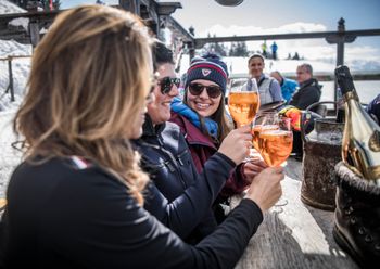 Après-Ski, Live-Musik und alpiner Hüttengenuss - hier wird der Einkehrschwung zum ausgelassenen Erlebnis.