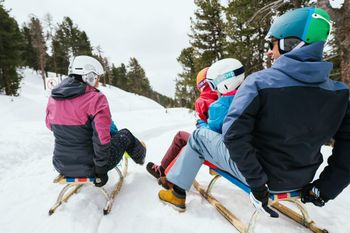 In Nauders sorgen zwei Rodelbahnen für rasante Schlittenfahrten.