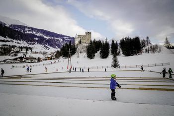 Die Natureisfläche der Winter Wunder Welt hält zahlreiche Freizeitmöglichkeiten bereit.