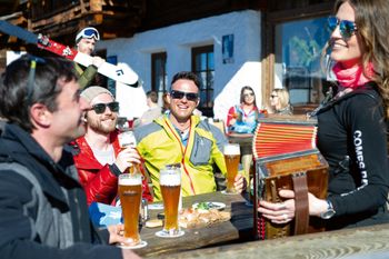Entspannte Stimmung beim Terrassenskilauf im Lienzer Skigebiet Zettersfeld