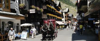 Die Bahnhofstraße im Zentrum von Zermatt