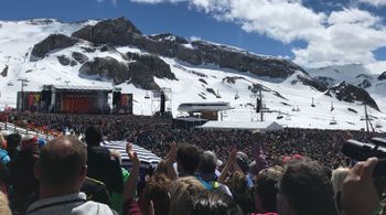 Zwei riesige Screens rechts und links neben der Bühne sorgten für einen spektakulären Auftritt.