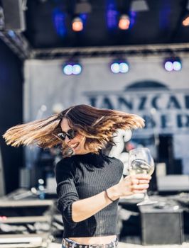Beim Tanzcafé Arlberg wird bei Frühlingswetter im Skigebiet abgetanzt.