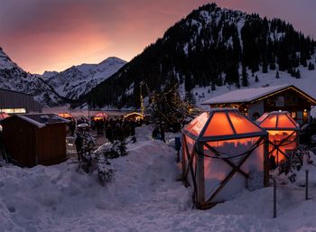 Stimmungsvolle Abendstimmung am Christkindlmarkt am Vilsalpsee.