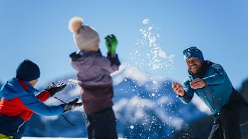 Winterspaß für Groß und Klein – beim Spielen im Schnee und unter strahlend blauem Himmel zeigt sich das Tannheimer Tal von seiner fröhlichsten Seite.