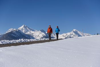 Genieße die klare Winterluft und entspanne anschließend in einem der vielen Wellnesshotels der Region.