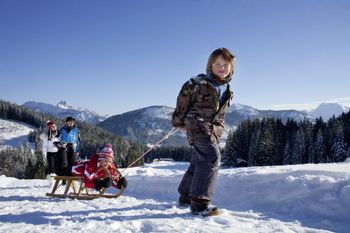 Sieben Rodelbahnen versprechen Spaß und Action für Groß und Klein.