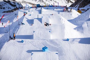 Often, several kickers can be found in a row, a so-called kicker line.