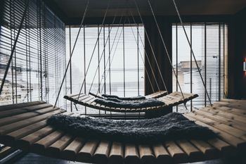 Erlebe schwerelose Entspannung auf den Schwebeliegen...