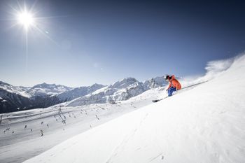 The Giggijoch in Sölden has plenty of space for long carving turns.