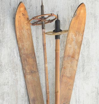 In many regions, one ski was significantly longer than the other - the longer one was used for gliding, the shorter one for braking and pushing.